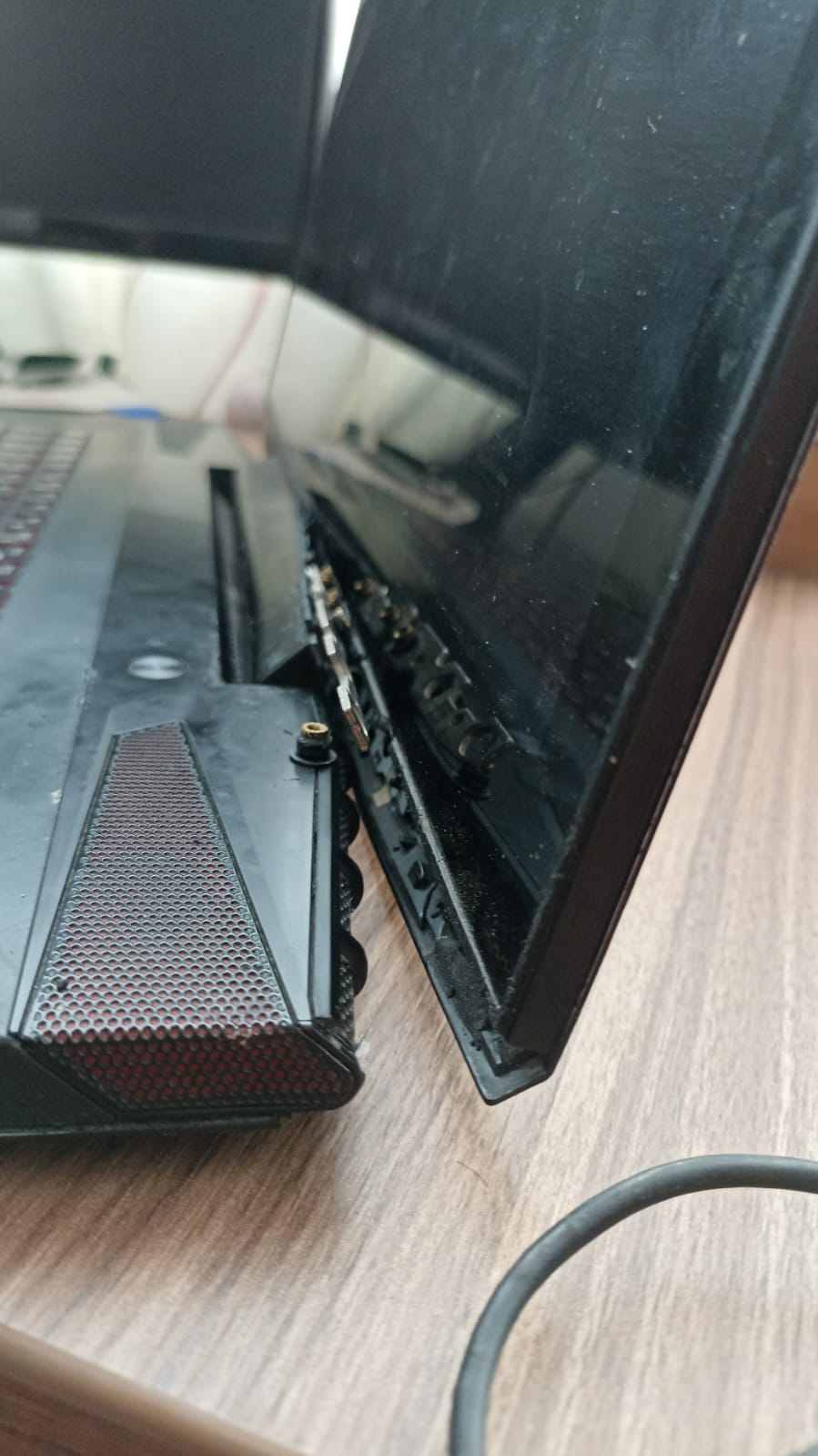 bisagra rota y desprendida